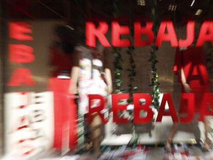 Escaparate de una tienda con rebajas en Madrid.