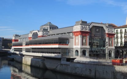 Exterior del remodelado Mercado de la Ribera, en Bilbao, junto a la r&iacute;a del Nervi&oacute;n. 