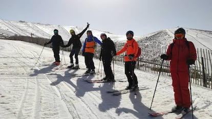 El autor (último de la fila), con sus compañeros durante el curso de esquí de travesía en las instalaciones de Valdesquí (Madrid).