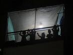 Un grupo de niños se asoman al balcón de sus casas, en Fuerte Apache, un barrio a las afueras de Buenos Aires. 