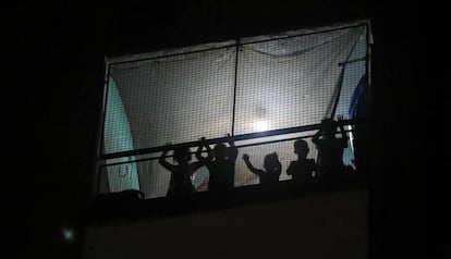 Un grupo de niños se asoman al balcón de sus casas, en Fuerte Apache, un barrio a las afueras de Buenos Aires. 