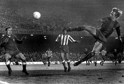 Cruyff, del Barcelona, marca en el Camp Nou un legandario gol a Reina, portero del Atlético de Madrid en la temporada 1973/1974. Este remate acrobático le valió el apodo de 'El Holandés Volador'.