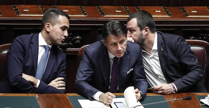 Giuseppe Conte, en el centro, en sus inicios como primer ministro, junto a sus dos viceprimeros ministros, Luigi Di Maio, a la izquierda, y Matteo Salvini, a la derecha.