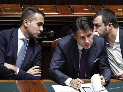 El primer ministro italiano, Giuseppe Conte (centro), y los viceprimeros ministros, Matteo Salvini (derecha) y Luigi Di Maio (i), en el Congreso de Italia.