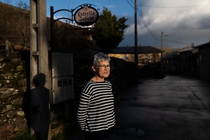 Dori Gallego, junto al cartel de su bar en Codesal.