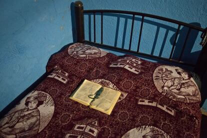 Una Biblia con un rosario descansa sobre la cama de Ra&uacute;l. Su madre asegura que es para que no est&eacute; solo. El joven, de 24 a&ntilde;os, fue asesinado en 2012 por el crimen organizado.