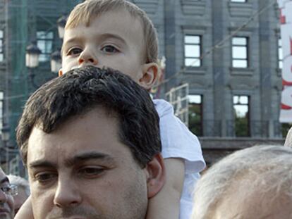 Niños en brazos de sus padres