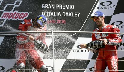 Dovizioso (a la derecha) rocía con champán a Petrucci en el podio.