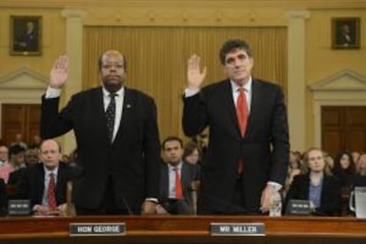 El exdirector del Servicio de Impuestos Internos (IRS) de EE.UU., Steven Miller (d), y el inspector general del Tesoro para la Administración de Impuestos, J. Russell George (i) comparecen este 17 de mayo ante el Congreso en Washington (EE.UU.).