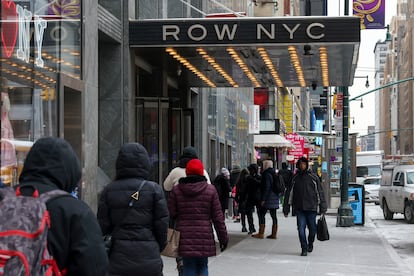 Migrantes ante un albergue habilitado en un antiguo hotel de Nueva York, el 21 de enero. 