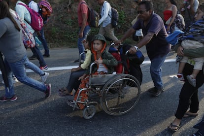 Milhares de migrantes de diversos países da América Central, sobretudo Honduras, Cuba e El Salvador -- arriscam a vida para tentar chegar aos EUA. Na imagem, um grupo de migrantes no último sábado, no México. 