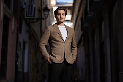 240201.- Alejandro Cirilo, joven inversor, posa en el centro de Granada. Foto: Fermin Rodriguez