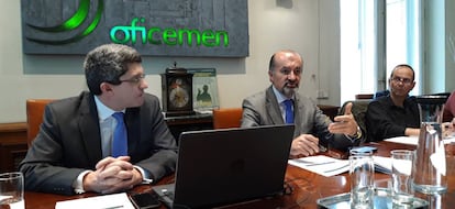 El presidente de Oficemen, Víctor García Brosa, con el director general del colectivo de cementeras, Aniceto Zaragoza, esta mañana en la sede de Oficemen.