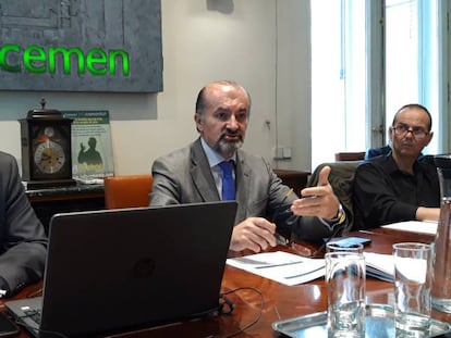 El presidente de Oficemen, Víctor García Brosa, con el director general del colectivo de cementeras, Aniceto Zaragoza, esta mañana en la sede de Oficemen.