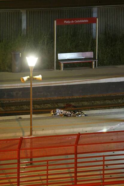 Uno de los cuerpos yace en el andén de la estación.