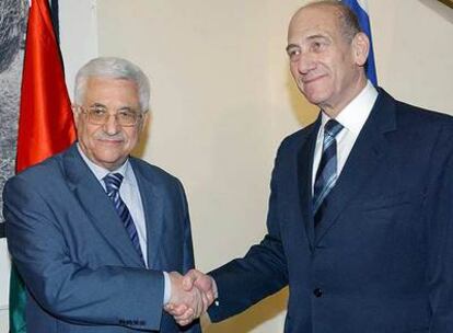 El primer ministro israelí, Ehud Olmert, y el presidente palestino, Mahmud Abbas, se saludan antes del comienzo de la reunión entre ambos en Jerusalén.