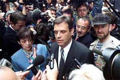 Vojislav Kostunica, rodeado de periodistas, en las elecciones presidenciales yugoslavas del pasado septiembre.