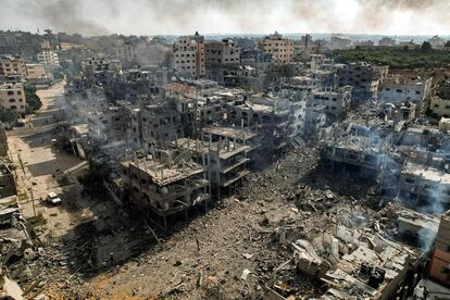 Vista aérea de los edificios destruidos por los ataques aéreos israelíes en el campamento de Jabalia para refugiados palestinos, en la ciudad de Gaza, este miércoles.