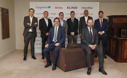 En la imagen, de pie, de izquierda a derecha, Carlos García Santos (Capgemini Invent), Luis Alfonso Henar (Talgo), Mario Sánchez Fernández (Grupo Antolín), Juan Ignacio Castro (Airbus), René González (Gestamp) y José Antonio Pascual (Siemens Gamesa). Sentados, David Luengo (Capgemini) y Donato Martínez (Navantia)