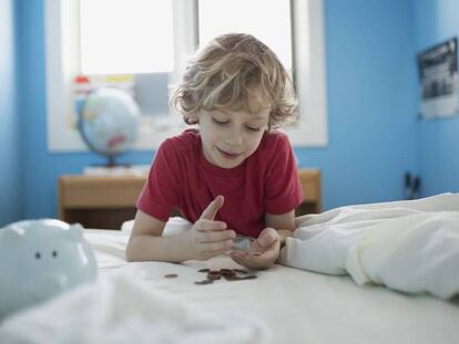 Un niño contando dinero.