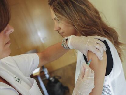 Carola és vacunada al Clínic abans de marxare de vacances a Malàisia.