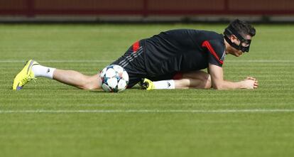 Lewandowski estira en el entrenamiento de ayer.