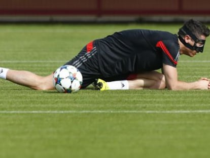 Lewandowski estira en el entrenamiento de ayer.