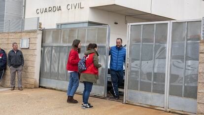 Personal sanitario a su llegada a la casa cuartel de la Guardia Civil en Quintanar del Rey (Cuenca). 