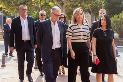 La ministra de Educación, Pilar Alegría, junto al expresidente de Aragón Marcelino Iglesias y la secretaria de organización, Rebeca Torró, a su llegada al tanatorio del expresidente de Aragón Javier Lambán.