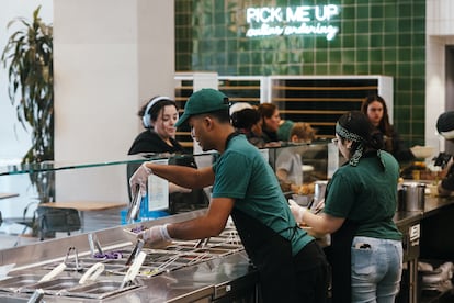 Empleados latinos en un restaurante de Nueva York