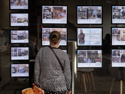 Una mujer miraba en octubre anuncios de alquiler en una inmobiliaria de Barcelona.