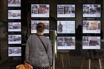 Una mujer miraba en octubre anuncios de alquiler en una inmobiliaria de Barcelona.