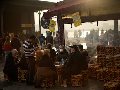 Un grupo de personas, en la terminal de ferries de Karakoy, este domingo en Estambul.