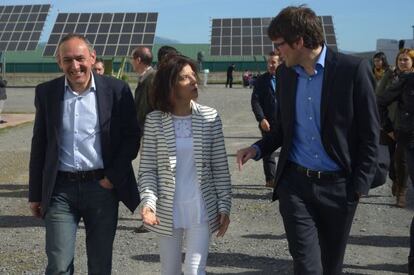 Ramiro González, Izaskun Bilbao y Gorka Urtaran, de izquierda a derecha, en Júndiz.