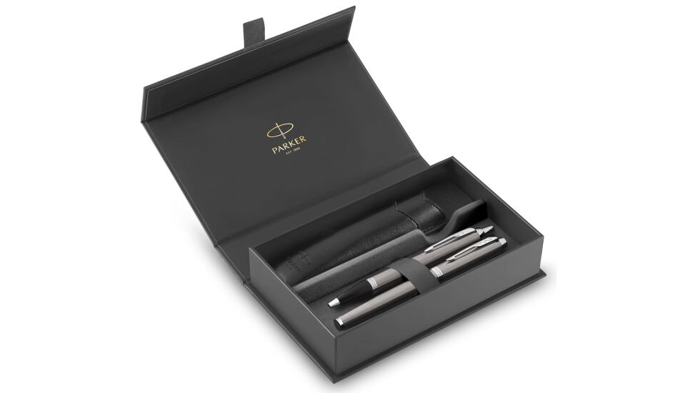 Estuche con pluma estilográfica y bolígrafo incluidos.