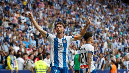 El delantero del Espanyol Javi Puado celebra uno de sus dos goles ante el Oviedo.