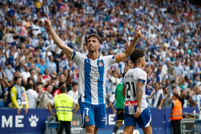 El delantero del Espanyol Javi Puado celebra uno de sus dos goles ante el Oviedo.