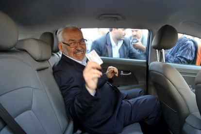 Rachid Ghanouchi, líder del partido islamista En Nahda, tras emitir su voto el domingo.