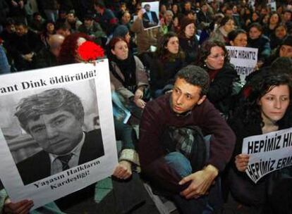 Decenas de manifestantes protestan contra la muerte del periodista Hrant Dink, con una foto de su rostro en primer plano, ayer en Estambul.
