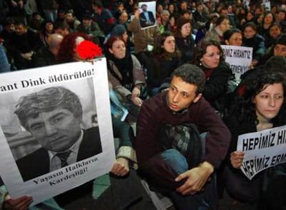 Decenas de manifestantes protestan contra la muerte del periodista Hrant Dink, con una foto de su rostro en primer plano, ayer en Estambul.