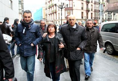 Mikel Torres, a la izquierada, y Rodolfo Ares arropan a la exedil de Elorrio que fue amenazada.