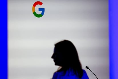 Una mujer pasaba en febrero frente al logotipo de Google durante la inauguración de un nuevo centro dedicado a la inteligencia artificial en la sede de la empresa en París.