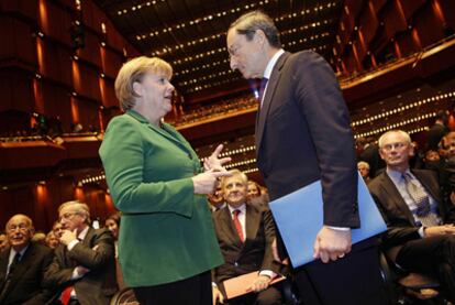 La canciller Angela Merkel y el futuro presidente del BCE, Mario Draghi, ayer en la Ópera de Fráncfort.