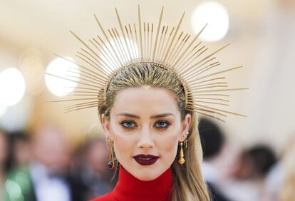 La actriz Amber Heard con una corona de pinchos dorada a juego con los destellos brillantes de su cabello.