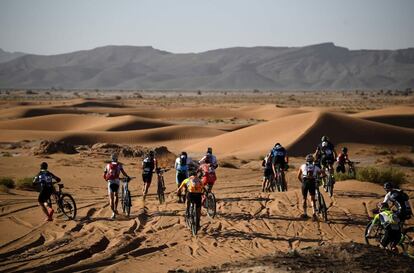 Participantes de la carrera durante la cuarta etapa, entre Boumalne Dades y Merzouga, el 2 de mayo de 2018.