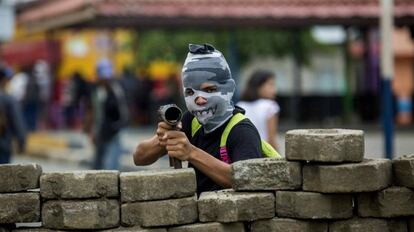 Um jovem em uma barricada na cidade de Masaya, Nicarágua.