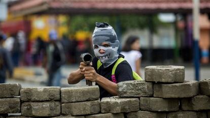 Um jovem em uma barricada na cidade de Masaya, Nicarágua. 