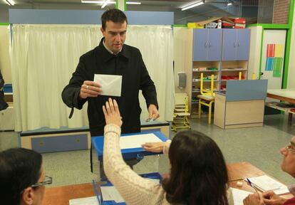 El candidato a lehendakari por UPyD, Gorka Maneiro, ha votado en el colegio Amara Berri de San Sebastián