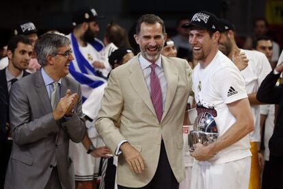 Felipe VI entrega al argentino Andrés Nocioni el trofeo como jugador más valioso del partido.