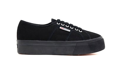 '2790' de Superga

Desde Italia llegaron las zapatillas de lona que triunfaron en los 90. Su modelo clásico (las '2750') se reinventó con plataforma y ha ido conquistando a las adolescentes la última década. Las asociaciones de la firma con Alexa Chung o la colección cápsula que las gemelas Olsen diseñaron para The Row terminaron de convertirlas en preciado objeto de deseo.